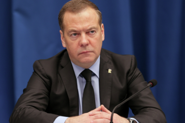 Медведев обратил внимание на парадоксальные заявления Киева о работе ПВО