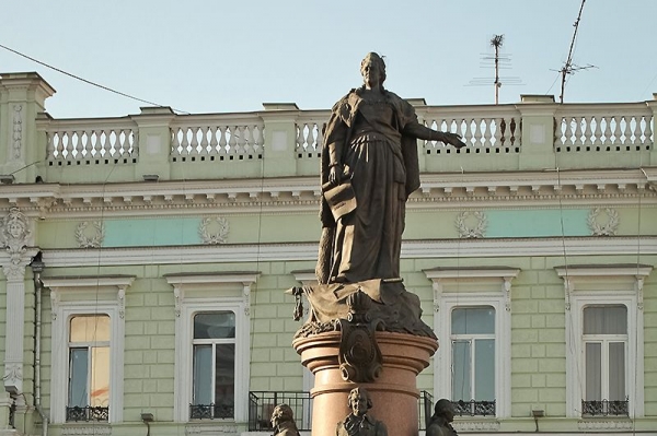 Политолог объяснил, почему вандалы покушаются на памятник Екатерине II в Одессе