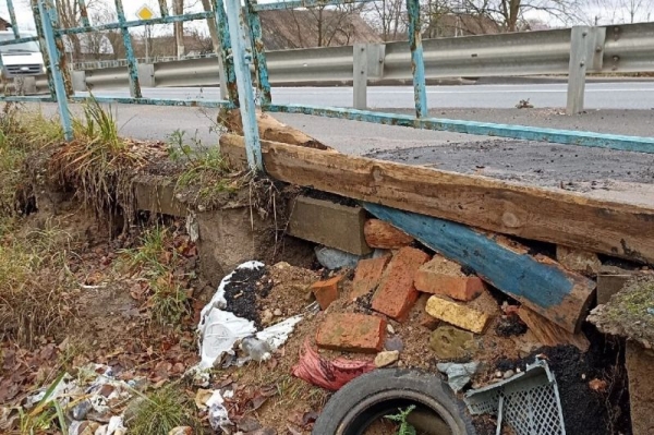 Дорожники из Великого Новгорода починили мост с помощью прессованного мусора