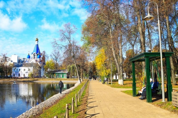 Самые красивые свадебные фото: в Королеве обустроили парк усадьбы Крафта