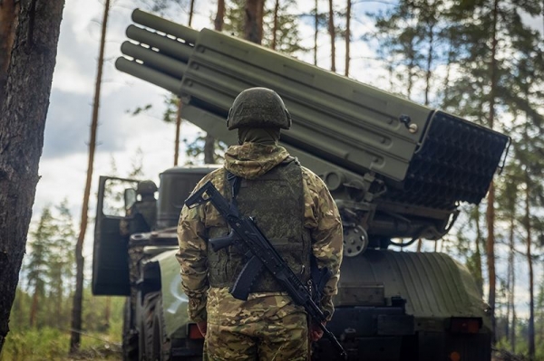 Политолог: «Пора начать бомбить эшелоны с зарубежным вооружением, когда оно поступает на Украину»