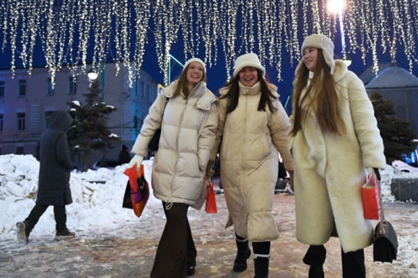 Деньги в подарок, вынос хлама, платья в горошек: новогодние традиции разных стран, которые удивили россиян