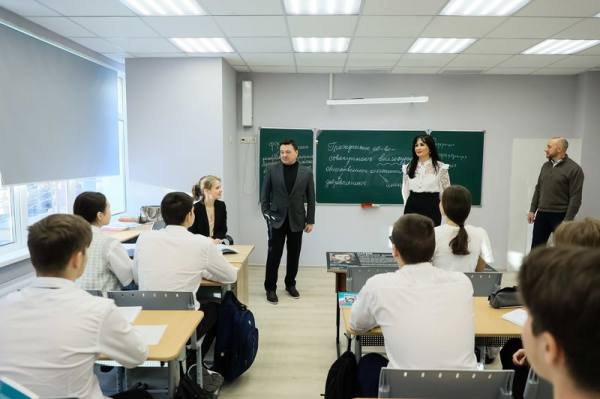 Андрей Воробьев лично осмотрел Ложковскую школу в Солнечногорске после капитального ремонта 