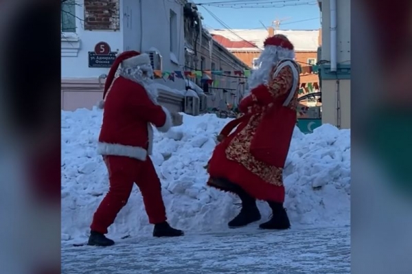 Во Владивостоке Дед Мороз подрался с Санта Клаусом