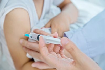 Роспотребнадзор поручил регионам обеспечить охват населения вакцинацией против дифтерии