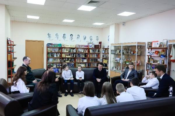 Губернатор пообщался со школьниками из Балашихи, чьи близкие находятся в зоне СВО