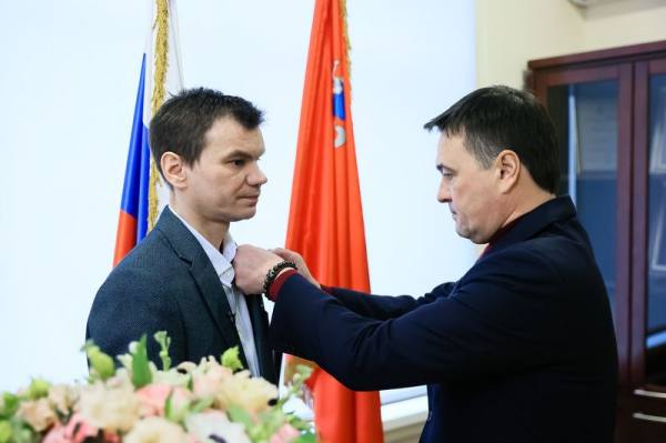 Андрей Воробьев вручил Орден Мужества добровольцу из Подольска