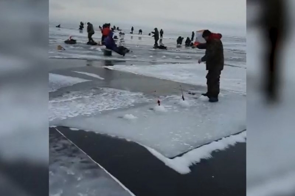 С риском для жизни: в Финском заливе заметили рыбаков на расколотых льдинах