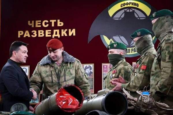 Андрей Воробьев поздравил командира Софринской бригады с присвоением звания Героя России