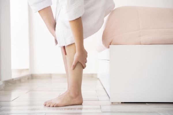 Остеопат рассказал, какое простое упражнение поможет уменьшить отечность в ногах