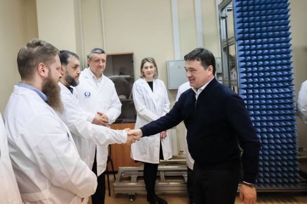 Андрей Воробьев посетил ВНИИФТРИ в Солнечногорске и обсудил с жителями капремонт теплосетей
