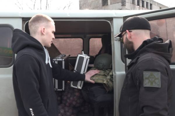 Два автомобиля УАЗ и обмундирование получили артиллеристы в Донецке из Подмосковья