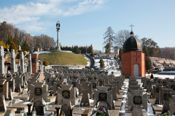«Их накажут свыше»: экстрасенс рассказала о судьбе украинцев, разоряющих могилы Первой мировой войны