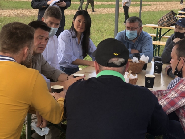Губернатор Подмосковья обсудил с фермерами на сырном фестивали меры господдержки